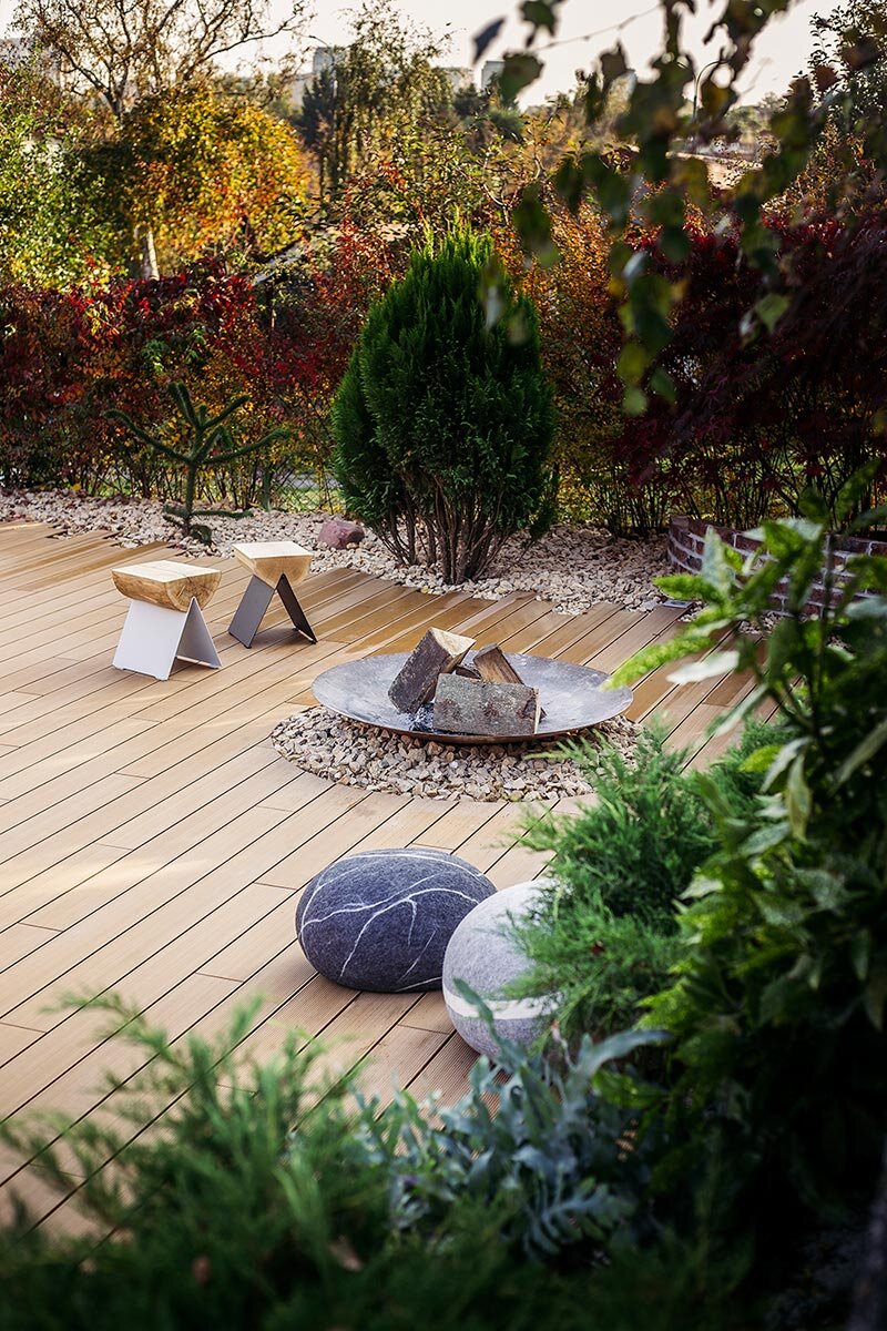 Terraza con tablas de composite WPC con hogar de jardín y muebles