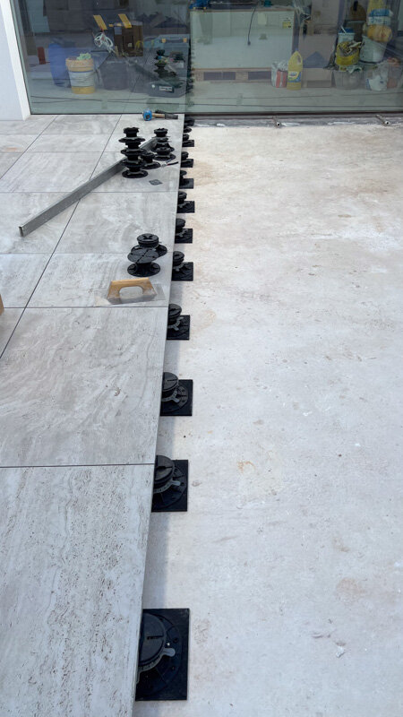 Colocación de baldosas de terraza sobre plots soporte regulables