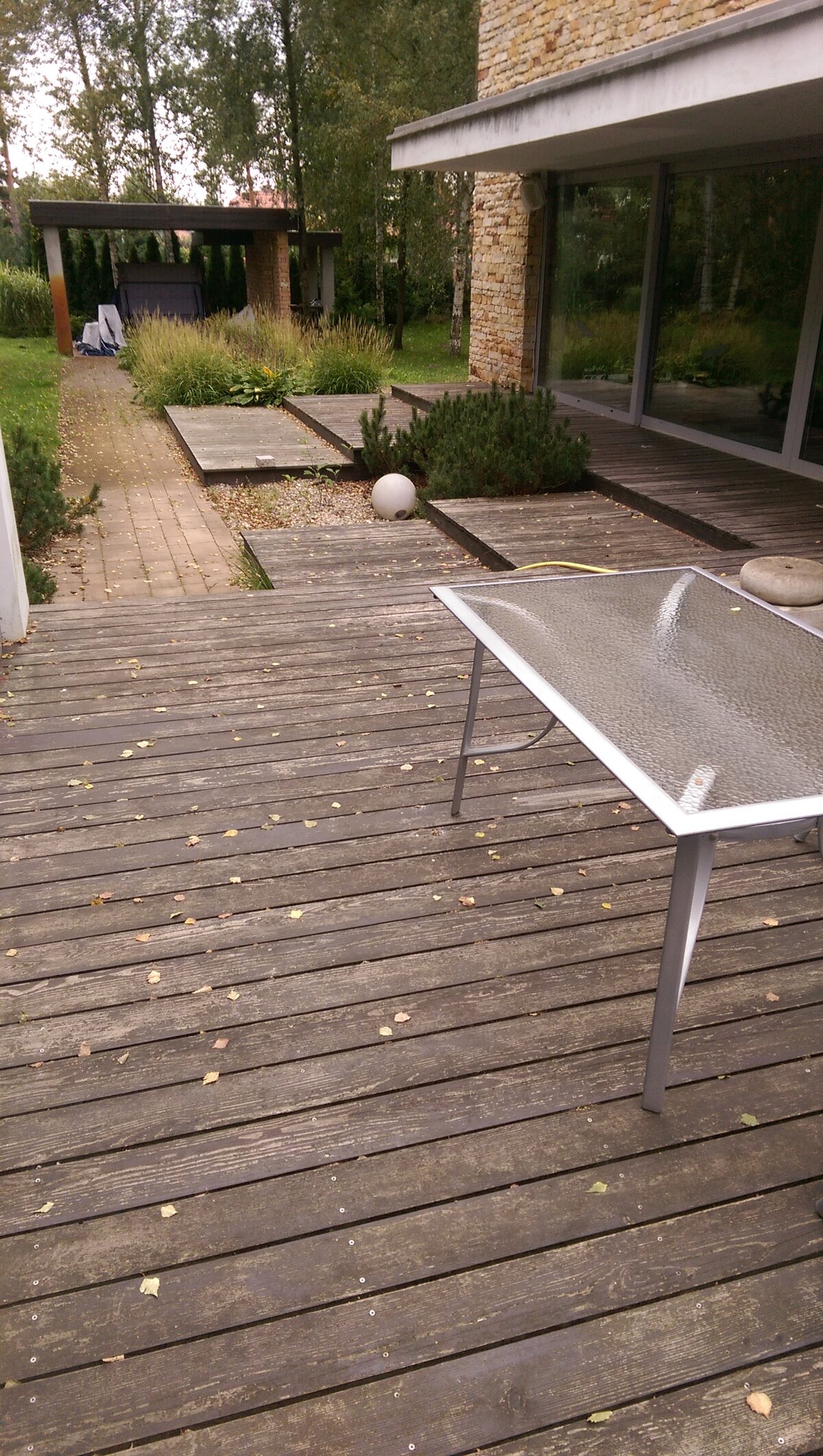 Antigua terraza de madera antes de la renovación y restauración