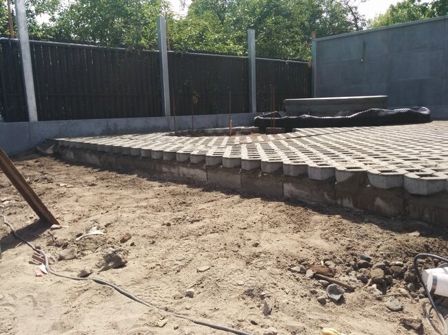 Terraza elevada con base de baldosas perforadas preparada para la construcción de la terraza
