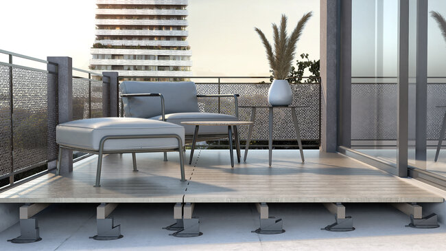 Terraza moderna con suelo técnico de madera clara con muebles y vista a un rascacielos