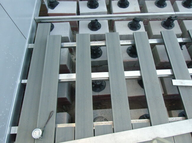 Construcción de terraza de composite sobre vigas y plots soporte de terraza