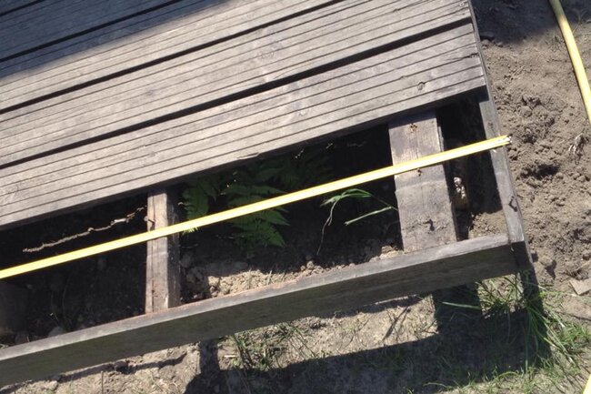 Antigua subestructura de terraza de madera que requiere reparación o reemplazo