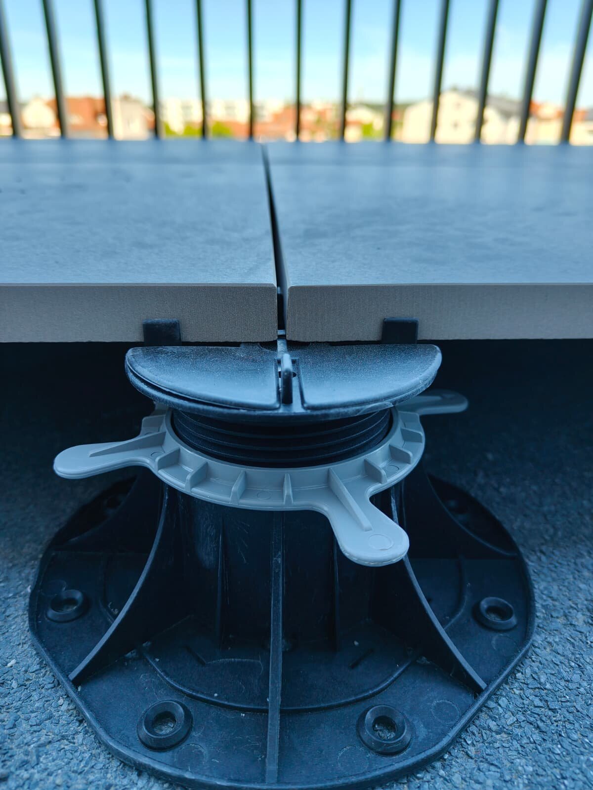 Soporte regulable para baldosas de terraza de cerca