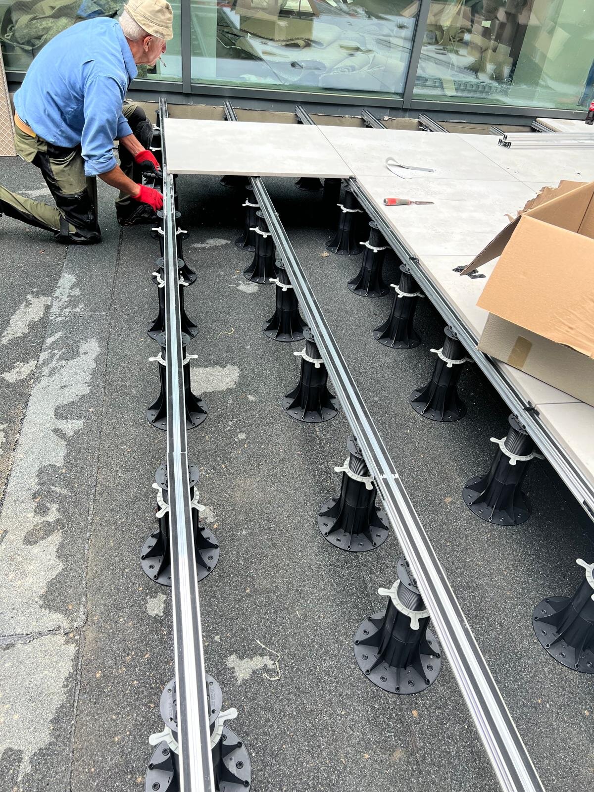Montaje de baldosas de terraza sobre perfiles de aluminio y plots soporte regulables