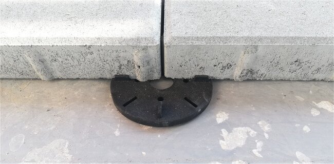 Baldosas de hormigón colocadas sobre soportes de terraza negros
