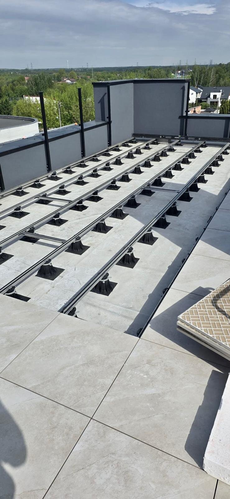 Subestructura de terraza con suelo técnico con perfiles de aluminio sobre plots soporte
