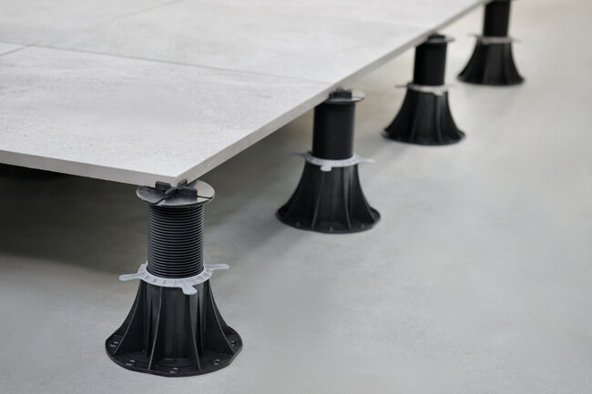 Baldosas de gres sobre plots soporte regulables de terraza