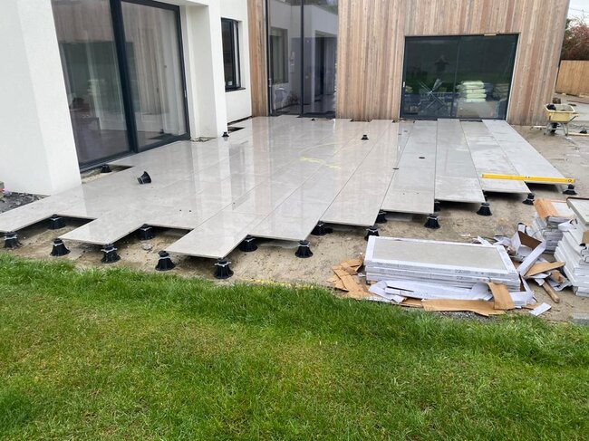Construcción de terraza con suelo técnico sobre plots soporte regulables
