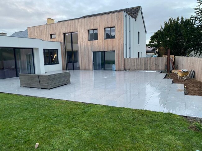 Terraza con suelo técnico de baldosas de gres gris claro en el jardín IMG