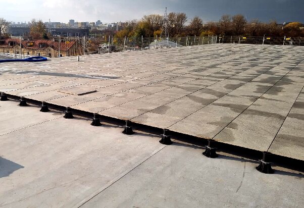 Terraza con suelo técnico con vigas montaje de tablas WPC y de madera paso a paso 13