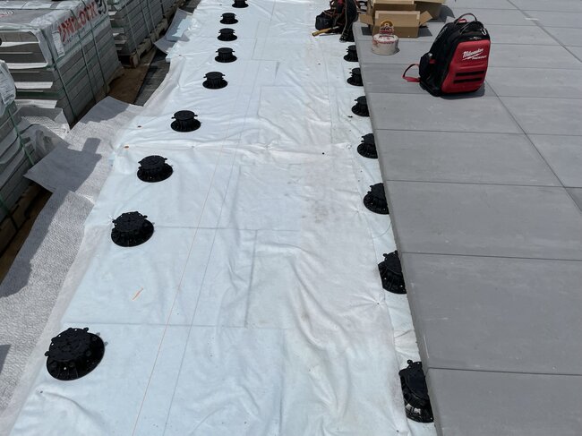 Preparación del sustrato y de los plots soporte regulables para la instalación de baldosas de terraza