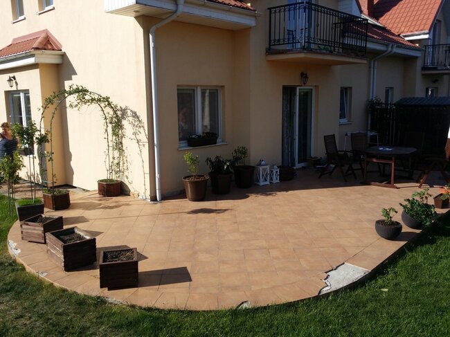 Terraza dañada con baldosas cerámicas que requiere renovación