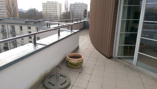 Terraza con suelo técnico de baldosas cerámicas sobre plots soporte regulables