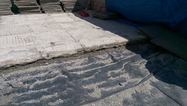 Preparación de la impermeabilización y el desagüe del tejado para la instalación de la terraza