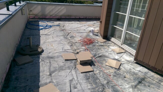Desmontaje de baldosas de terraza antiguas y preparación del sustrato con impermeabilización