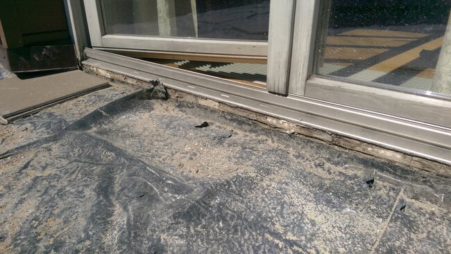 Obras de renovación en terraza de azotea con capa de impermeabilización visible