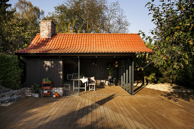 Montaje de terraza de madera con suelo técnico sobre plots soporte y vigas