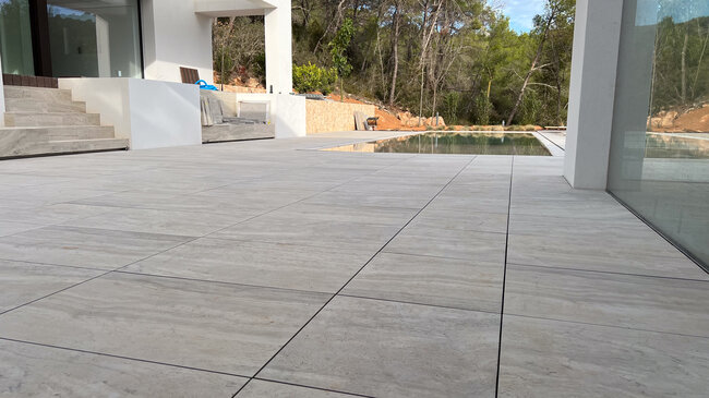 Terraza moderna con tablas de composite WPC junto a la caseta de jardín