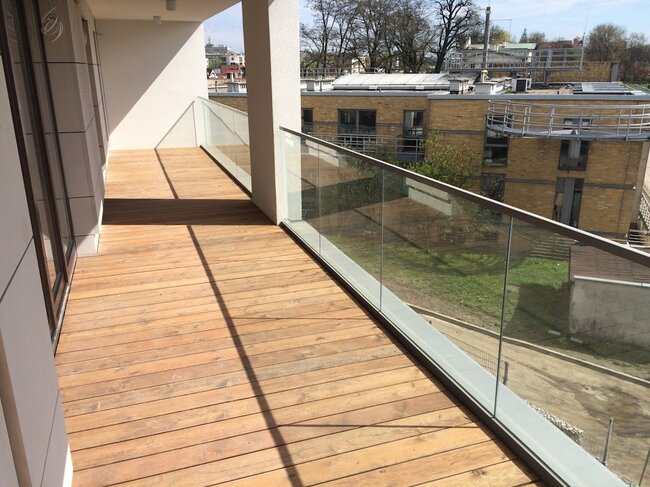 Terraza moderna con vistas en la azotea con zona de barbacoa y barandillas de cristal