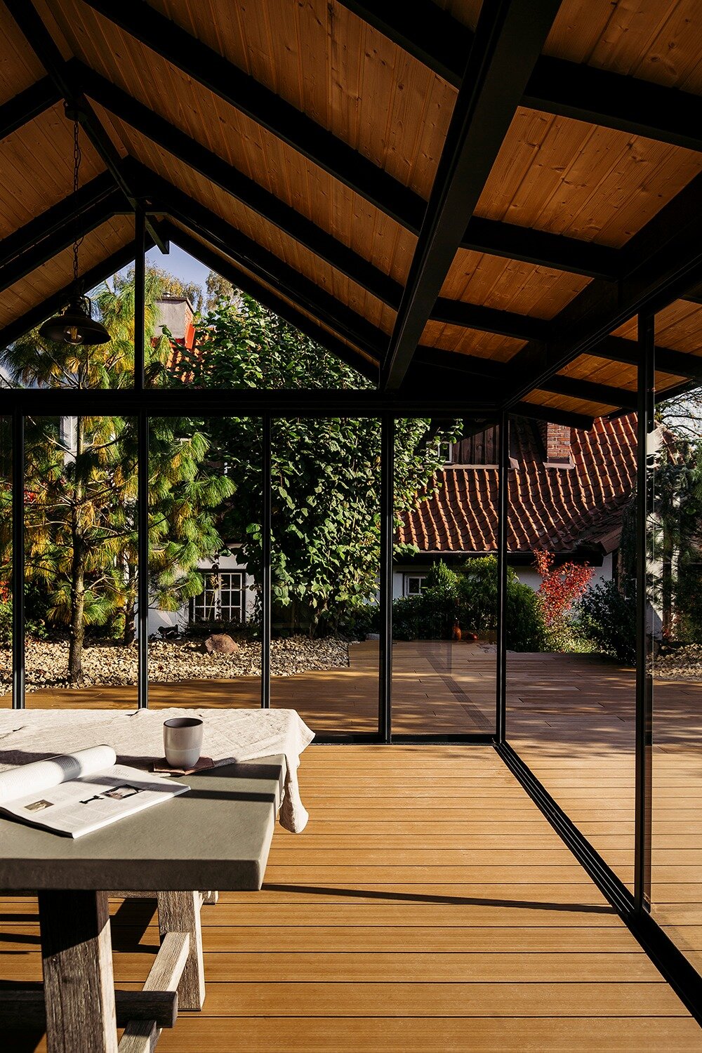 Terraza de madera con vistas al río y a la arquitectura histórica