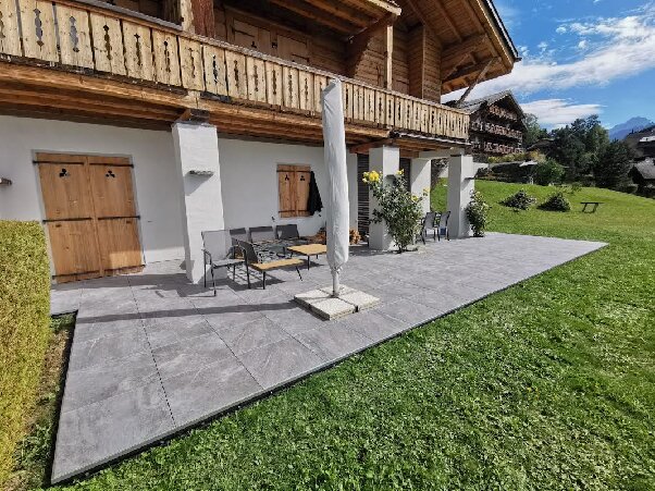 Terraza sobre papel termozgrzewalny terraza exterior con baldosas de gres grises junto a madera