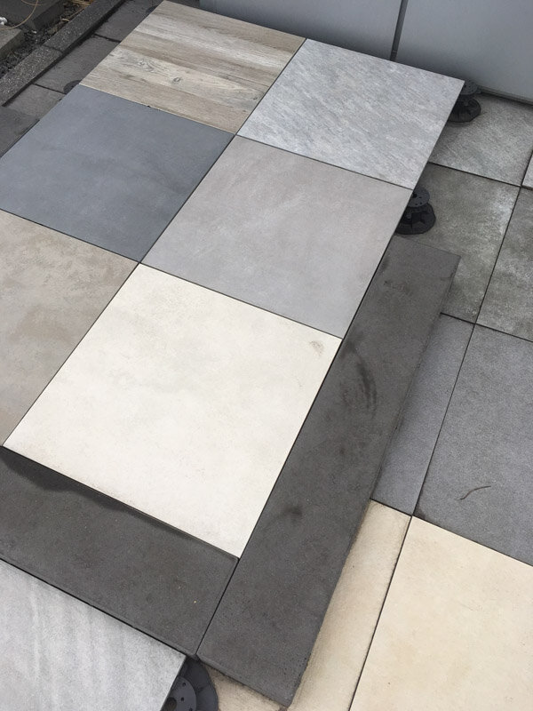Diversas baldosas de gres para terraza colocadas sobre plots soporte regulables