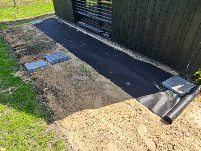 Preparación del sustrato para la construcción de una terraza con geotextil y bloques