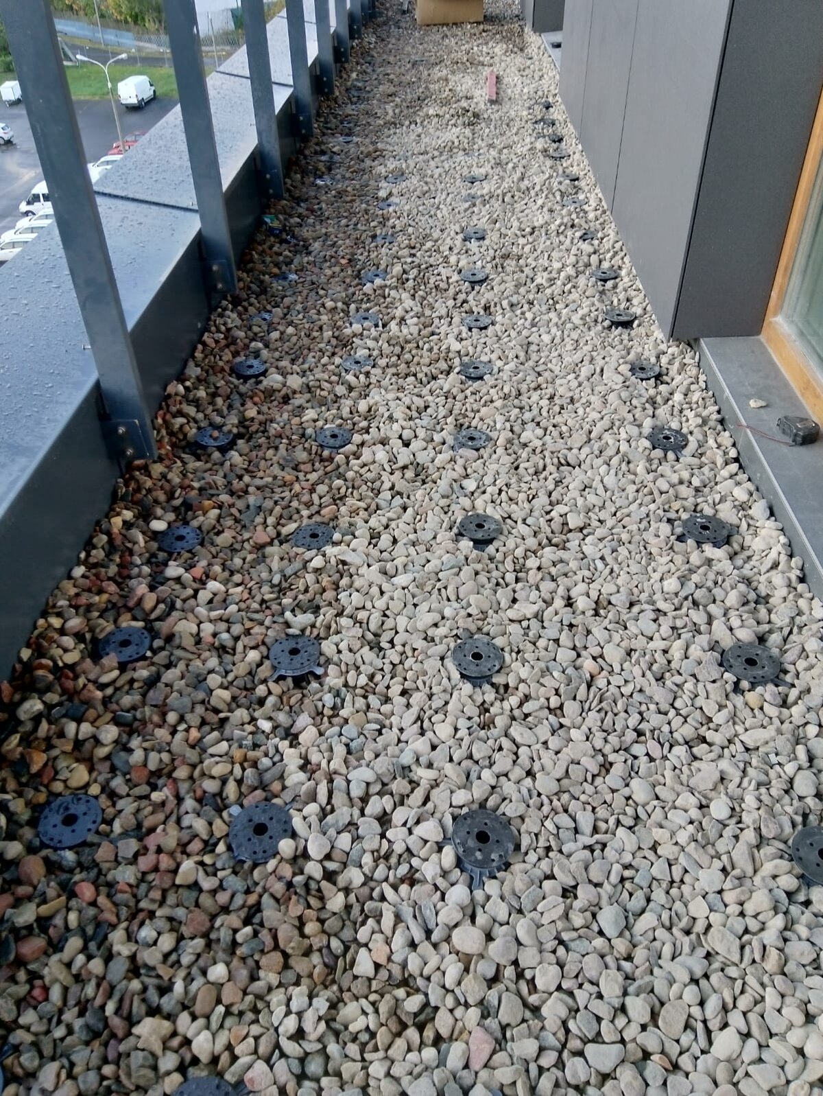 Soportes de Terraza colocados sobre una base de grava en el balcón
