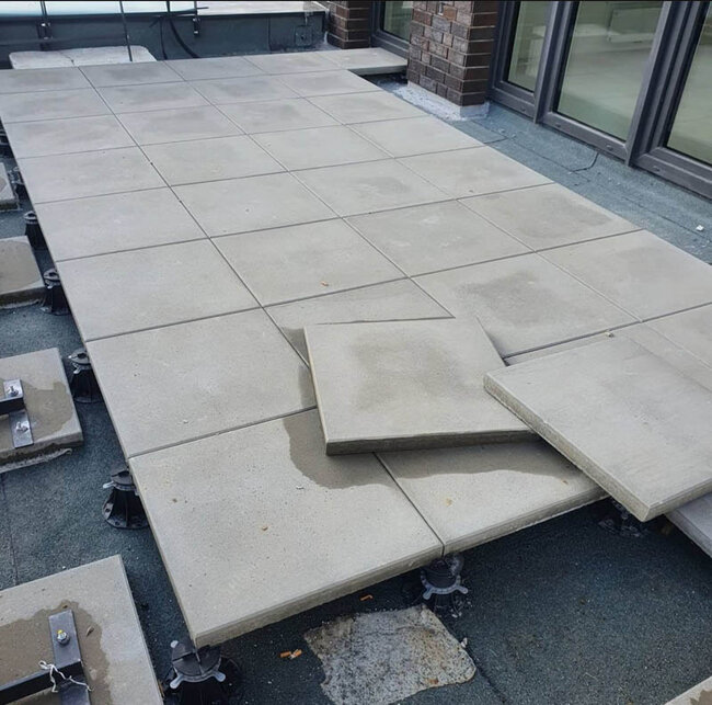 Montaje de baldosas de hormigón para terraza sobre plots soporte regulables