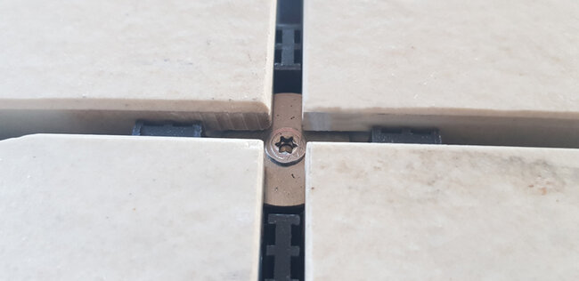 Sujeción antiviento sistema windproof para baldosas de terraza sobre plots soporte