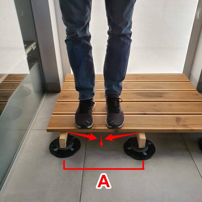 Ugięcie deski przy zbyt dużej odległości między wspornikami tarasowymi
