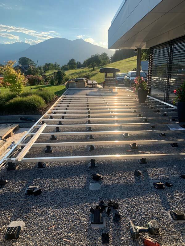 ejemplo de terraza sobre pilotes con vigas en el suelo sobre hormigón