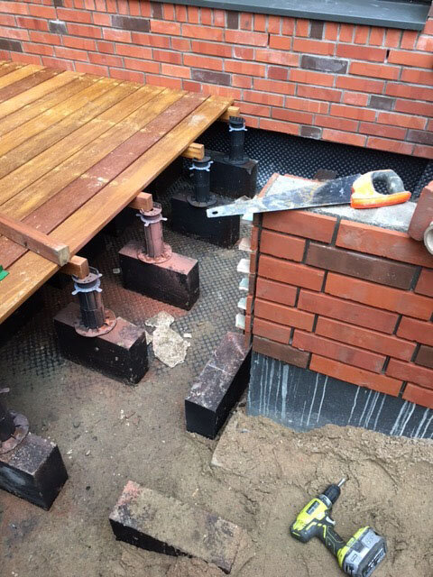 ejemplo de terraza sobre pilotes con vigas en el suelo sobre soportes