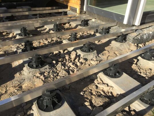 ejemplo de terraza sobre pilotes con vigas en el suelo sobre bloques de hormigón 2