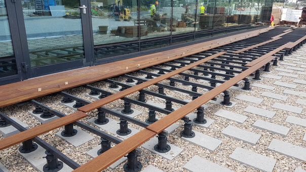 ejemplo de terraza sobre pilotes con vigas en el suelo sobre bloques de hormigón 3