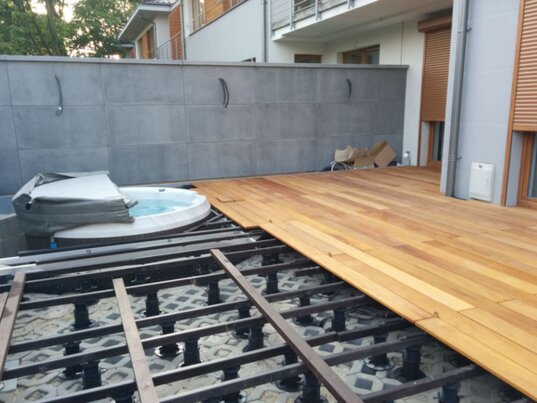 ejemplo de terraza sobre pilotes con vigas en el suelo sobre bloques de hormigón 4