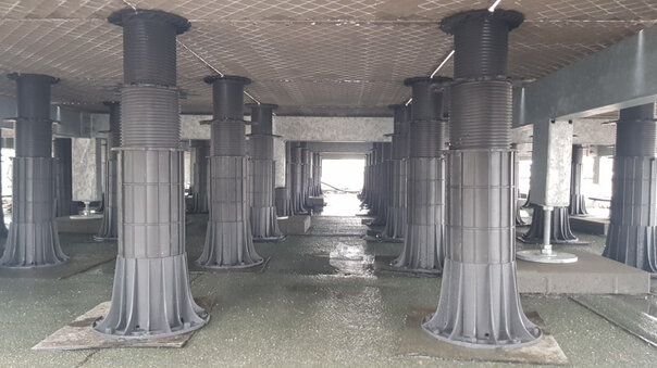 Foto de los soportes ajustables MAX sobre traviesas SBR en una terraza ventilada