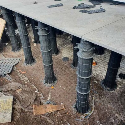 Foto de una terraza ventilada sobre soportes ajustables de la serie MAX