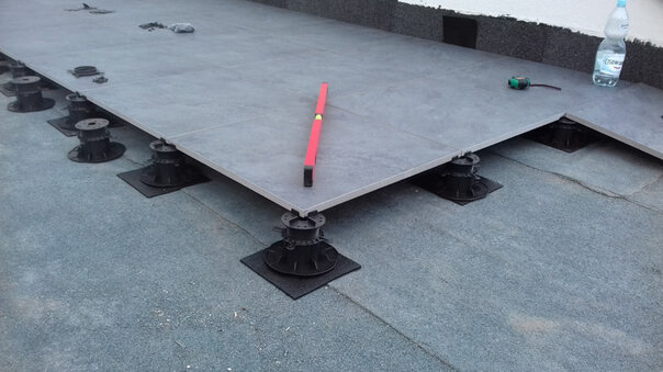Foto de protección impermeabilizante de terraza ventilada con almohadillas SBR 1