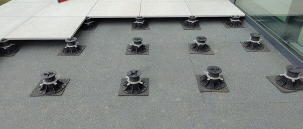 Foto de protección impermeabilizante de terraza ventilada con almohadillas SBR 3