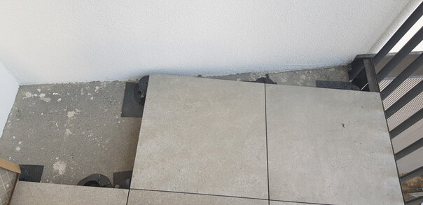 imagen de una solución individual de adoquines para una terraza sobre pilotes en los bordes de la terraza 2