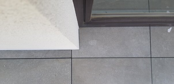 imagen de una solución individual de adoquines para una terraza sobre pilotes en los bordes de la terraza 3