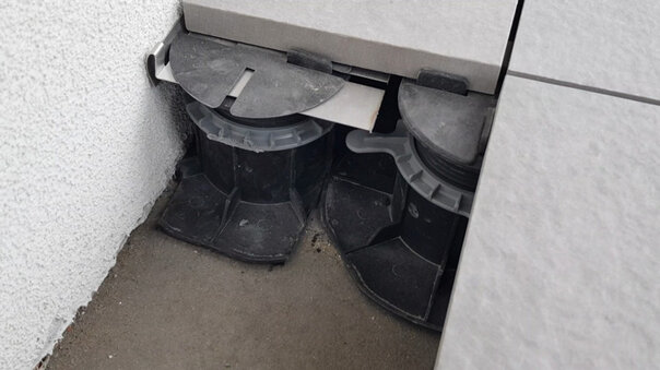 imagen de una solución de corte a medida para una terraza sobre pilotes en una pared