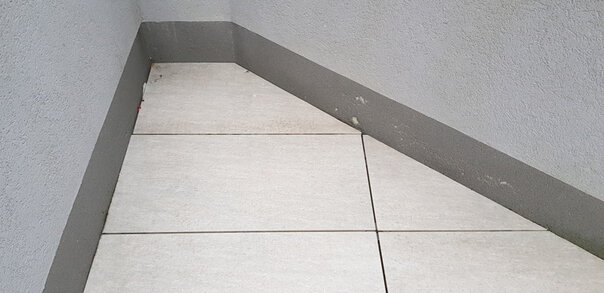 imagen de una solución individual de adoquines para una terraza sobre pilotes en los bordes de la terraza 1
