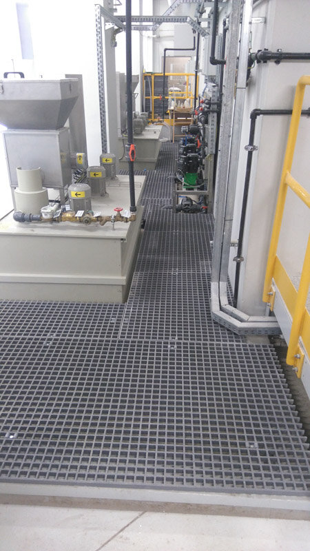 camino técnico en el interior del edificio colocado sobre pedestales ajustables