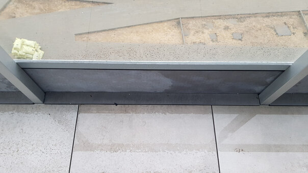Foto de una forma de acabar una terraza ventilada cuando se utiliza una barrera de cristal 2