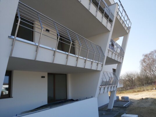 Foto de una forma de acabar una terraza ventilada cuando se utiliza una barrera de cristal 3