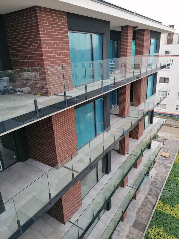 Foto de una forma de acabar una terraza ventilada cuando se utiliza una barrera de cristal 6
