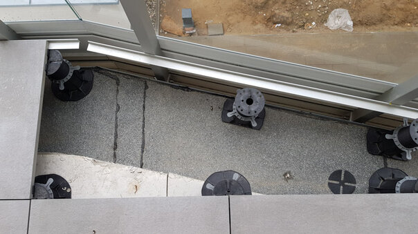 Soportes de terraza cortados con la forma de la terraza ventilada 2